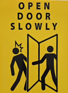 Znak ostrzegawczy Open door slowly